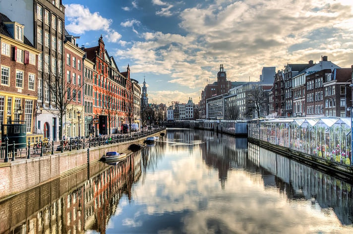 800px-Amsterdam_-_the_Canal_Ring_8652262148.jpg