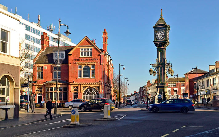 1024px-Chamberlain_Clock_and_the_Rose_Villa_Tavern_Jewellery_Quarter_Birmingham_UK.jpg