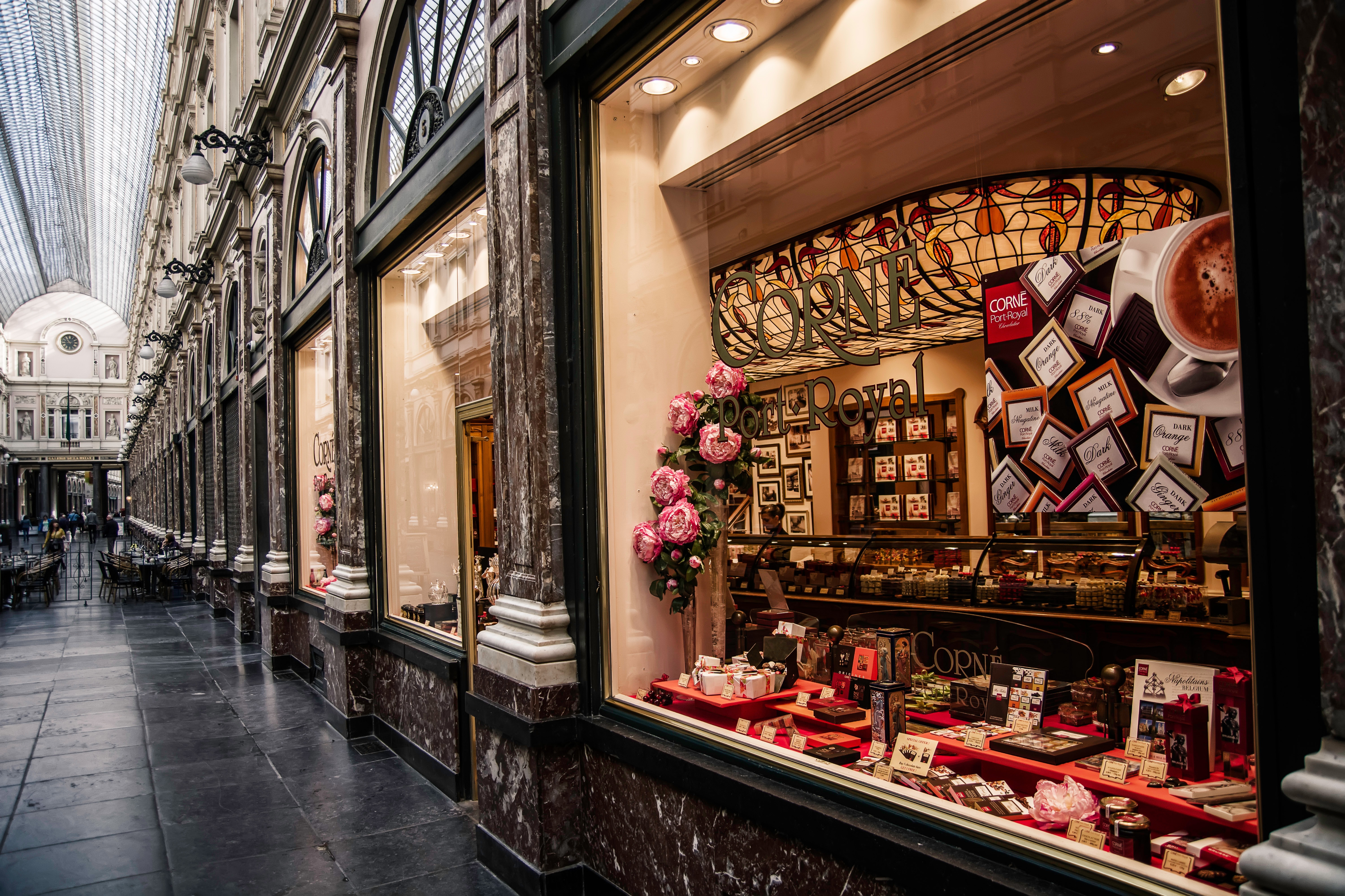 Красивые картинки магазин. Королевские галереи Святого Юбера. Бельгийский шоколад в Брюсселе. Магазин шоколадный в Брюсселе. Витрина шоколадного магазина.